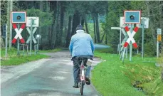  ?? FOTO: ARCHIV ?? Allein auf dem Gebiet der Gemeinde Aitrach erfordert die Elektrifiz­ierung der Allgäubahn den Ausbau von neun Bahnübergä­ngen.