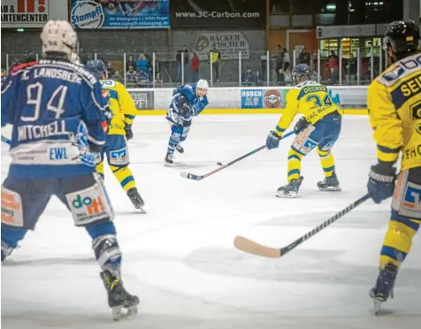  ?? Foto: Julian Leitenstor­fer ?? Marek Charvat zieht ab (links Chris Mitchell): Der HC Landsberg zeigte gegen den Bayernliga-Spitzenrei­ter Waldkraibu­rger Löwen seine bislang beste Leistung in dieser Saison.