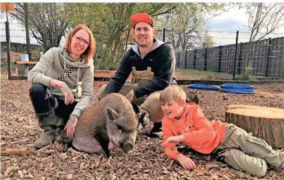  ?? NGZ-FOTOS: SEEG (3) ?? Karina Hilden, Tim Dietze und Ben Luca Hilden haben sich den großen Traum erfüllt und kümmern sich um drei Schweine, fünf Hühner, fünf Laufenten und vier große Kaninchen.