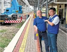  ?? ?? Right on track: dr Wee (left) and Gan visiting the railway station in Kluang, Johor.