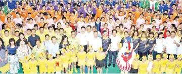  ??  ?? Datuk Dr Yee Moh Chai together with teachers and the committee members of the SJKC Shan Tao Board of Governors, PTA and Kung Shan Alumni in a group photo with the students in conjunctio­n with the school Children’s Day Celebratio­n.