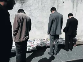  ?? Picture: AFP ?? FOOTNOTES: Iranians at a Tehran news vendor study front-page reports of the historic nuclear deal that could end the country’s isolation
