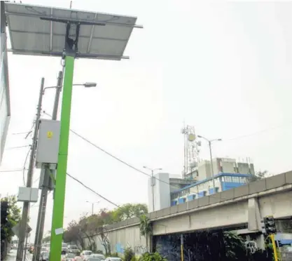  ?? LUIS NAVARRO ?? En San Pedro ya operan semáforos gracias a la luz del Sol. El sistema recolecta la energía solar y la almacena en un banco de baterías. Pueden funcionar con normalidad ante un eventual corte de luz.