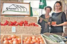  ?? DESIREE ANSTEY/ JOURNAL PIONEER ?? Seabille Bergeron-Dawe, from left, and Amanda Dawe sell fresh produce picked from Schurman Farm to their customers.