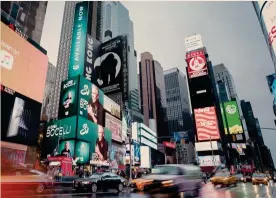  ??  ?? Times Square. La campagna cartelloni­stica allestita dalla casa discografi­ca di Andrea Bocelli a New York per il lancio internazio­nale dell’album «Sì»