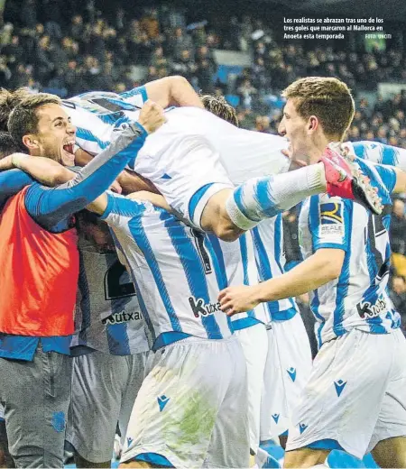  ?? FOTO: UNCITI ?? Los realistas se abrazan tras uno de los tres goles que marcaron al Mallorca en Anoeta esta temporada