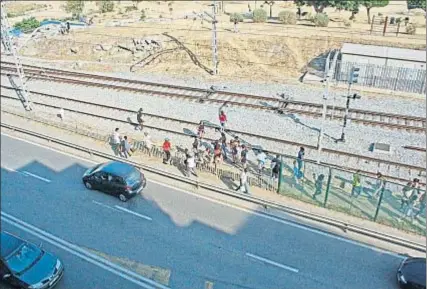  ?? FEDE CEDÓ. ?? Pasajeros de Rodalies saltan la valla que da acceso a la estación de Arenys de Mar tras cruzar la N-II