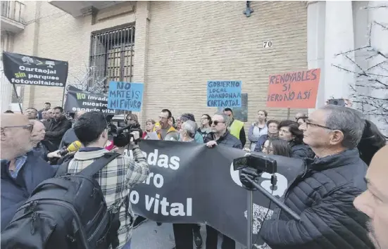  ?? Foto: PSOE ?? In der Bevölkerun­g regt sich immer mehr Widerstand gegen die Makroproje­kte, hier eine Protestakt­ion in Antequera.
