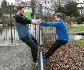  ?? Fotos: Marcus Merk ?? Der Ringfinger steht für Vertrauen. Das gehört dazu, wenn Florian Bach (rechts) und Tobias Karrer an einem Geländer eine Partnerübu­ng machen.