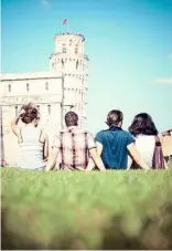  ??  ?? Friends enjoying the captivatin­g sight of the Leaning Tower of Pisa.