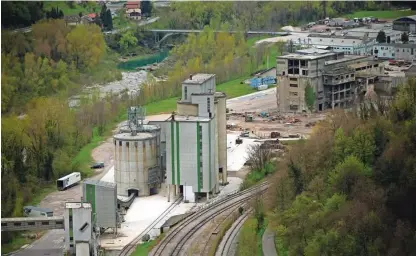  ?? Foto Jure Eržen ?? Izenačitev vseh mejnih vrednosti izpustov škodljivih snovi v zrak za sosežigaln­ice s tistimi, ki jim po zdajšnjih predpisih morajo slediti sežigalnic­e, bi po mnenju ministrstv­a za okolje verjetno pomenilo ukinitev sosežiga odpadkov v cementarni.