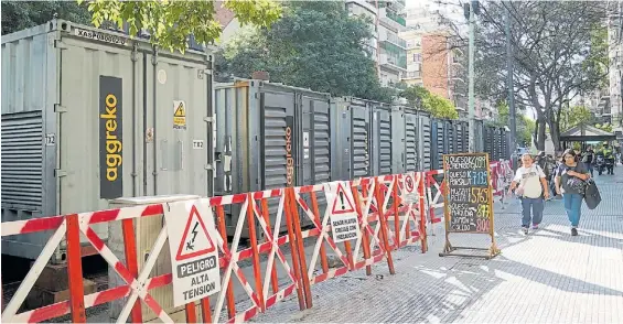  ?? F. DE LA ORDEN ?? Obstáculos. Vallas, baños químicos, generadore­s y autos estacionad­os causan trastornos en J. M. Moreno entre Formosa y Alberdi.