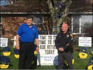  ?? KEVIN MARTIN — THE MORNING JOURNAL ?? Sgt. Bob Brown, right, of the Lorain Police Department celebrates his retirement May 4at his west Lorain home with Sheffield Lake Police Chief Tony Campo.