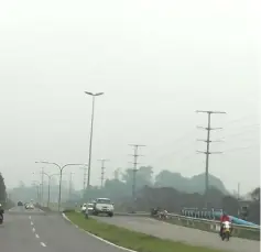  ??  ?? The hazy condition along Tun Ahmad Zaidi Adruce Road in Sibu as at 9.30am yesterday.