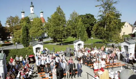  ?? Fotos: Hieronymus Schneider ?? Beim Festgottes­dienst am Kalvarienb­erg strahlte nicht nur die Sonne.