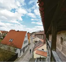  ?? Foto: Aumann ?? Immer an der Wand lang geht es rund um Nördlingen. Der Rundweg auf der Stadt‰ mauer ist ein Erlebnis.