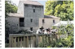  ??  ?? Le moulin de Rambourg attend les visiteurs pour une aventure avec les libellules.