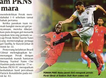  ?? FOTO: LUQMAN HAKIM ZUBIR ?? PEMAIN PKNS Abdou Jameh (kiri) mengasak pemain Perak Gilmar di Stadium Shah Alam malam tadi.