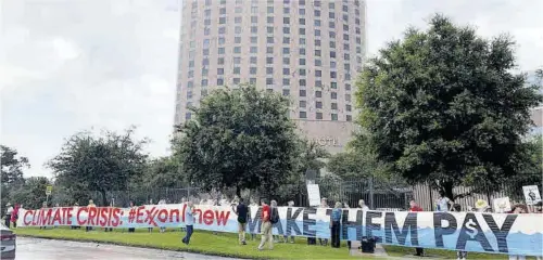  ?? 350.0RG ?? Acto de protesta contra Exxon durante una convenión de la empresa petrolera.