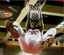  ??  ?? En attendant les play-offs (le  mai), Chris ‘‘Air’’ Evans pourrait bien encore écraser un dunk ou deux ce soir à Gaston-Médecin...