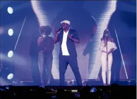  ??  ?? MC Solaar, « l’homme qui capte le mic », a distillé son flow, calme mais toujours aussi affûté, devant le public de Bandol, ravi d’entendre ses tout nouveaux titres et ceux qui ont fait sa légende.