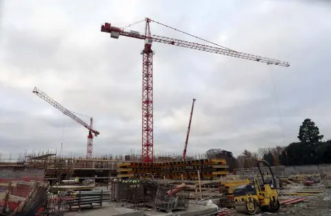  ??  ?? With the office-building boom apparent in Dublin, the rarer sight of cranes being used in a residentia­l developmen­t in the city