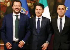  ??  ?? Ο Ιταλός πρωθυπουργ­ός Τζιουζέπε Κόντε ανάμεσα στους κυβερνητικ­ούς εταίρους Λουίτζι ντι Μάιο (δεξιά) και Ματέο Σαλβίνι.