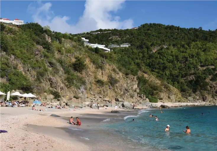  ??  ?? Shell Beach är en av 22 fina badstrände­r på ön S:t Barthélemy.
