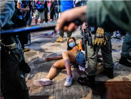  ?? aFP ?? Detención de personas prodemocra­cia en Causeway Bay, Hong Kong, el 12 de junio del 2020.