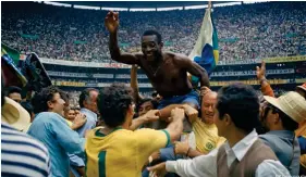  ?? Bild: AP Photo/picture alliance ?? Pelé - hier nach dem WM-Triumph 1970 - galt als Inbegri   des Jogo bonito