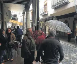  ?? J. ORTÍ ?? ▶▶ Los turistas de Morella se tuvieron que refugiar ayer de la lluvia.