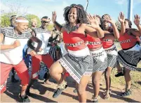  ?? Picture: DAILY DISPATCH ?? SHOW MUST GO ON: Members of a Centane traditiona­l dance group, called Themba Zizwe Kungathi, perform at the National Arts Festival in 2017