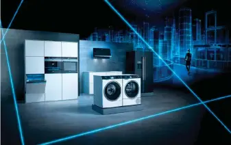  ??  ?? Intelligen­te Küchen setzen meist auf ganze Plattforme­n wie das Siemens Connected Home (Bild), das auch Wäschepfle­ge und mehr abdeckt. Eine ähnliche Lösung gibt es etwa von Miele.
