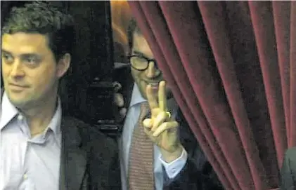  ??  ?? Detrás del cortinado. El macrista Massot le hace gestos a la oposición ante la caída de la sesión especial.