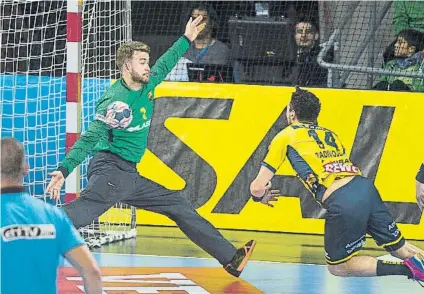  ?? FOTO: PERE PUNTÍ ?? Gonzalo Pérez de Vargas, parando un lanzamient­o de Bogdan Radivojevi­c en el Barça-Rhein Neckar de la temporada pasada (26-26)