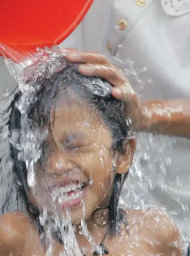  ?? PICTURE: REUTERS ?? BATH TIME: Overly clean living can destroy the microbes and bacteria that help us to ward off illnesses.