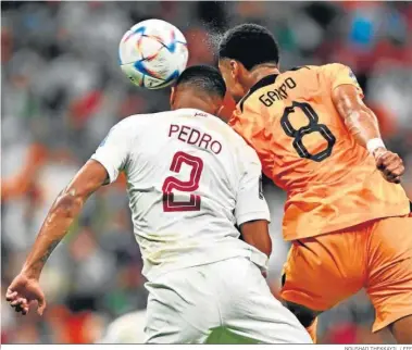  ?? NOUSHAD THEKKAYIL / EFE ?? El trigoleado­r Gakpo remata de cabeza ante el qatarí Pedro Manuel.