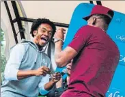  ??  ?? Tipos con gancho. Yerry Mina y Juan Cuadrado bailan animadamen­te durante el Campus del central del Barça. El defensa ejerció el papel de cicerone con soltura