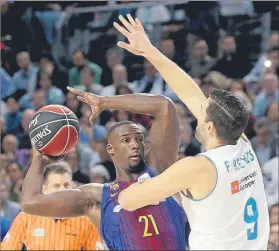  ?? FOTO: EFE ?? Felipe Reyes, defendiend­o a Sanders en el duelo del pasado domingo contra el Barça