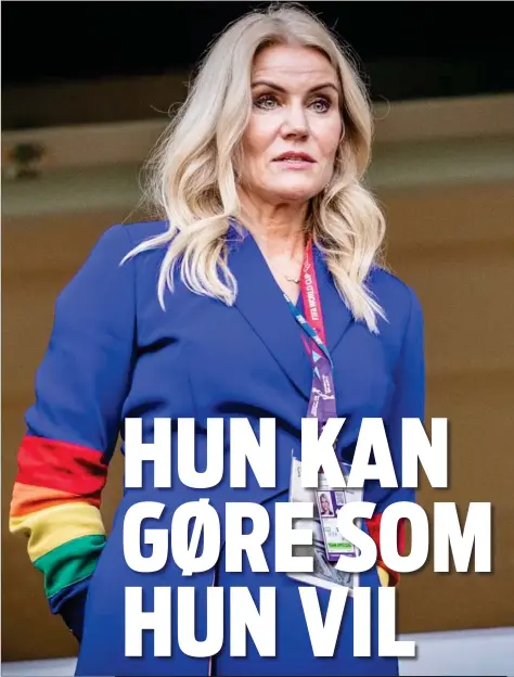  ?? FOTO: RITZAU SCANPIX ?? Helle Thorning-Schmidt vakte opsigt under VM i Qatar i sit regnbue-mønstrede dress. Men hun er for længst stoppet i politik, og hun kan gøre, som hun vil, skriver Hans Engell.