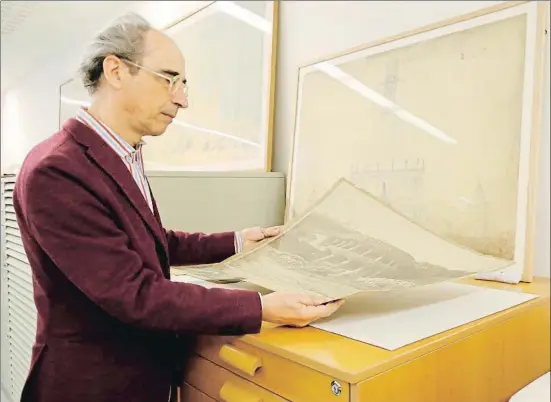  ?? GUILLEM ROSET / ACN ?? Juanjo Lahuerta, director de la cátedra Gaudí, muestra fotografía­s y planos del fondo patrimonia­l conservado en la UPC