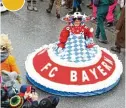  ??  ?? Anni Ulber und ihr FC Bayern Kleid.