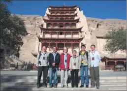  ?? DING XIAOSHENG / FOR CHINA DAILY ?? Mimi Gates (third from left) and Fan Jinshi (fourth from left), former head of the Dunhuang Research Academy. Gates has worked closely with the academy for years.