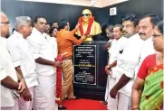  ?? ?? Nagapattin­am Collector Arun Thamburai garlanding statue of late CM M Karunanidh­i at his ancestral house in Thirukkuva­lai on Friday