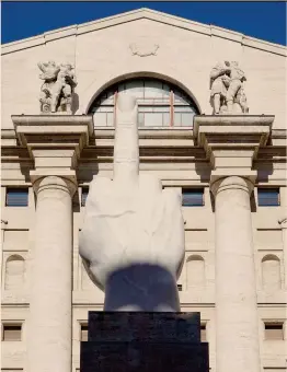  ?? DANIEL KALKER/AFP ?? Arte e finanza.L’opera di Maurizio Cattelan situata di fonte a Palazzo Mezzanotte e Milano