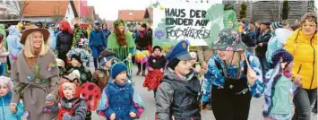  ??  ?? Auf Forscherre­ise begaben sich die Kindergart­enkinder von Kammlach, denn auf dem großen Umzug durch „ihr“Dorf gab es viel zu entdecken.