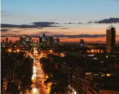  ?? Fotos: Simon Neidinger (3), französisc­he Flagge: Kay Nietfeld, dpa ?? Bei Nacht erstrahlt die französisc­he Hauptstadt und entfaltet einen besonderen Charme.