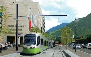  ??  ?? Il progetto Un rendering del passaggio del tram in piazza Verdi, davanti al teatro