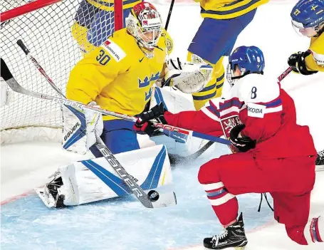  ?? Martin Nečas Gustavsson­a nepřekonal. Čeští hokejisté se proti Švédsku prosadili až v závěru zápasu, kdy už bylo o výsledku rozhodnuto. FOTO ČTK/ AP ?? Špatná ofenziva.