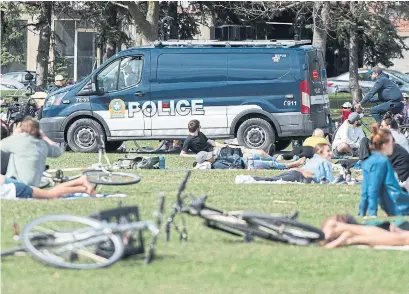  ?? GRAHAM HUGHES THE CANADIAN PRESS ?? Police patrol a Montreal park earlier this month to advise people of physical distancing protocols.